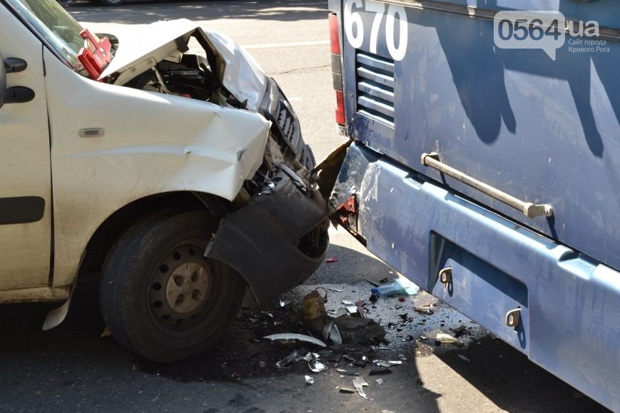 В Кривом Роге: задержали убийцу, «Fiat Doblò» влетел в троллейбус, реконструкцию сквера на Карла Маркса приостановили (фото) - фото 2