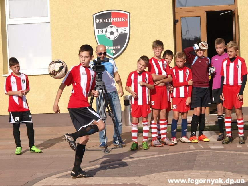 Учебно-тренировочный комплекс ФК «Горняк» получил  новое футбольное   поле  (ФОТО) (фото) - фото 1