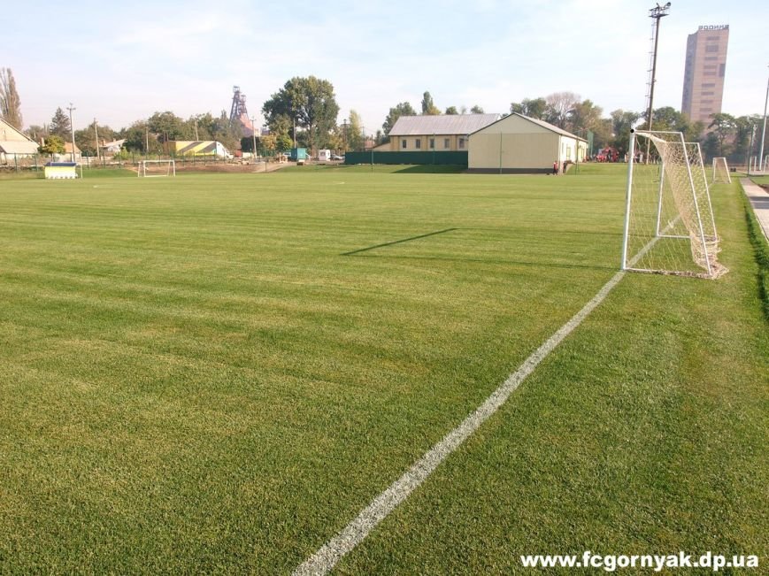 Учебно-тренировочный комплекс ФК «Горняк» получил  новое футбольное   поле  (ФОТО) (фото) - фото 1