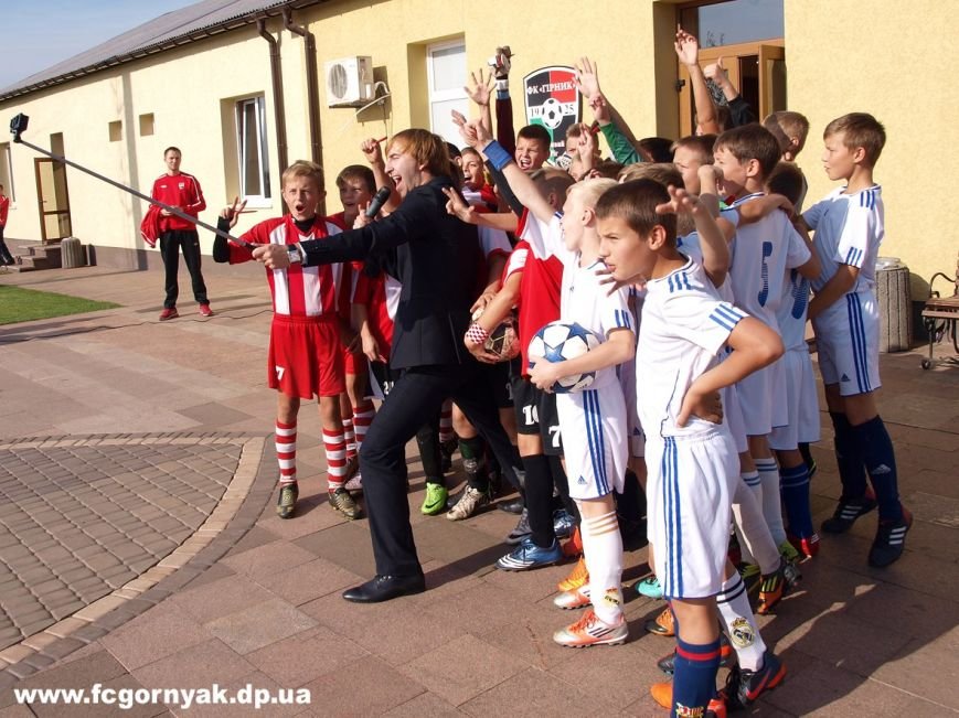 Учебно-тренировочный комплекс ФК «Горняк» получил  новое футбольное   поле  (ФОТО) (фото) - фото 1
