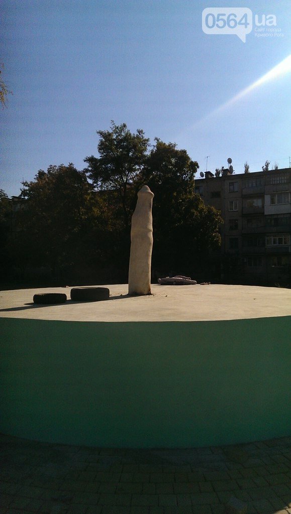 В Кривом Роге: заявили в милицию о размещении политрекламы на доме, демонтировали скульптуру, наградили криворожских защитников (фото) - фото 2