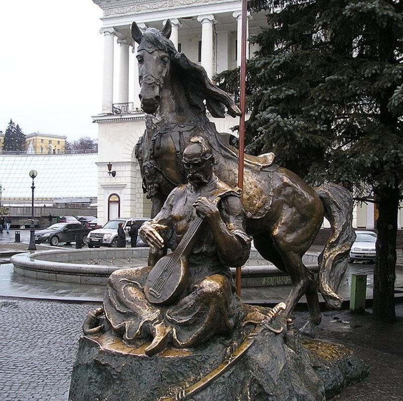 800px-Kyiv-Maidan_Nezalezhnosti-Mamai_monument